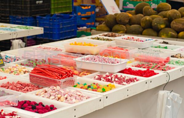 都市甜蜜一角 街頭市場(chǎng)糖果食品的銷(xiāo)售特色